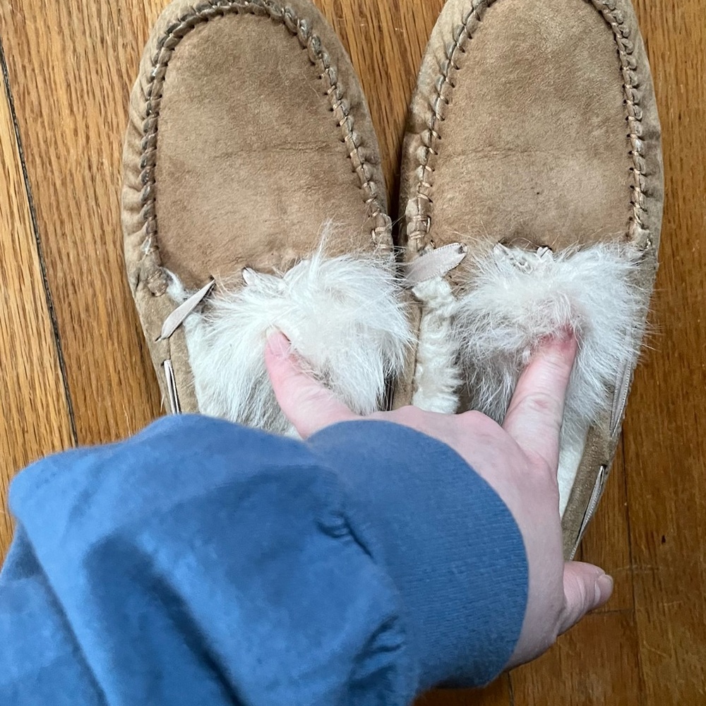 UGG Women's Dakota Suede & Shearling Pom-Pom Slippers/Moccasins Size 7/7.5 W - Picture 9 of 9